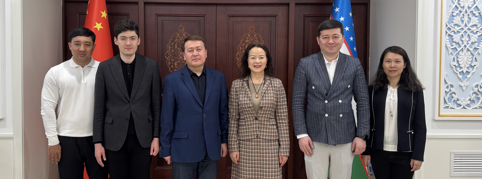 章笑梅主任与乌兹别克斯坦费尔干纳州 副州长马马扎洛夫会见交流